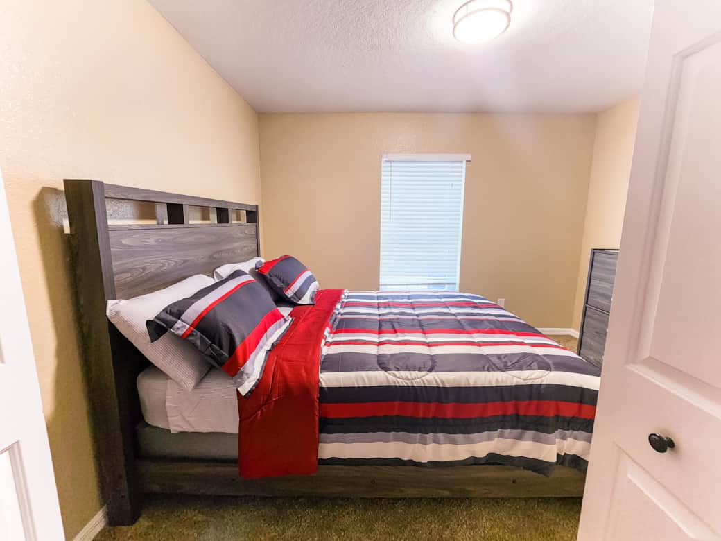 Second bedroom – with large queen bed, TVs and lots of closet and dresser space Second bedroom – with large queen bed, TVs and lots of closet and dresser space