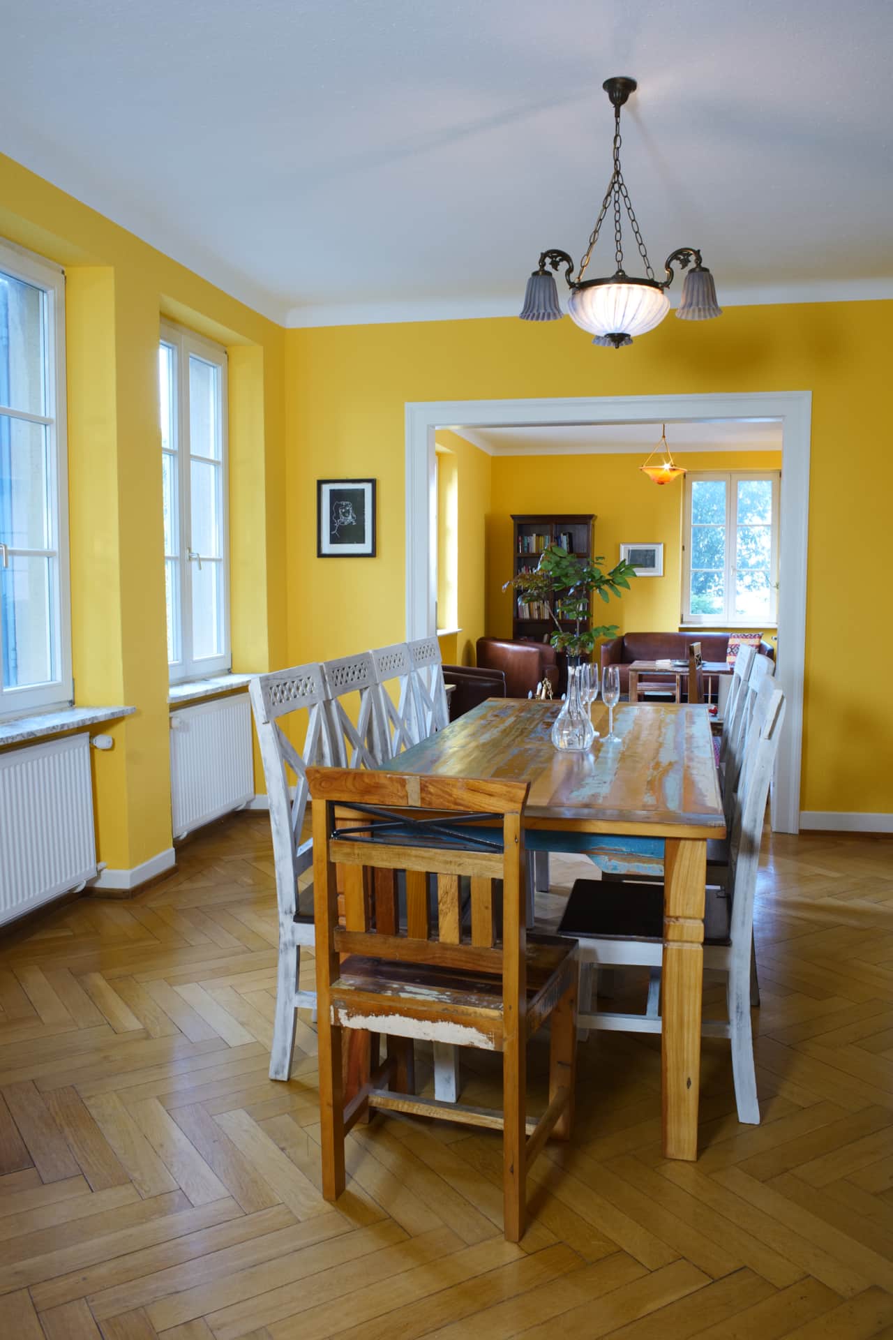 Esszimmer der Ferienwohnung Villa Überlingen mit großem Holztisch und zehn Stühlen.