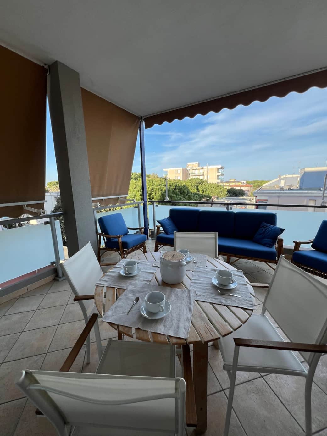 Ampia e comoda terrazza completamente arredata per cene e relax al fresco delle tende ombreggianti 