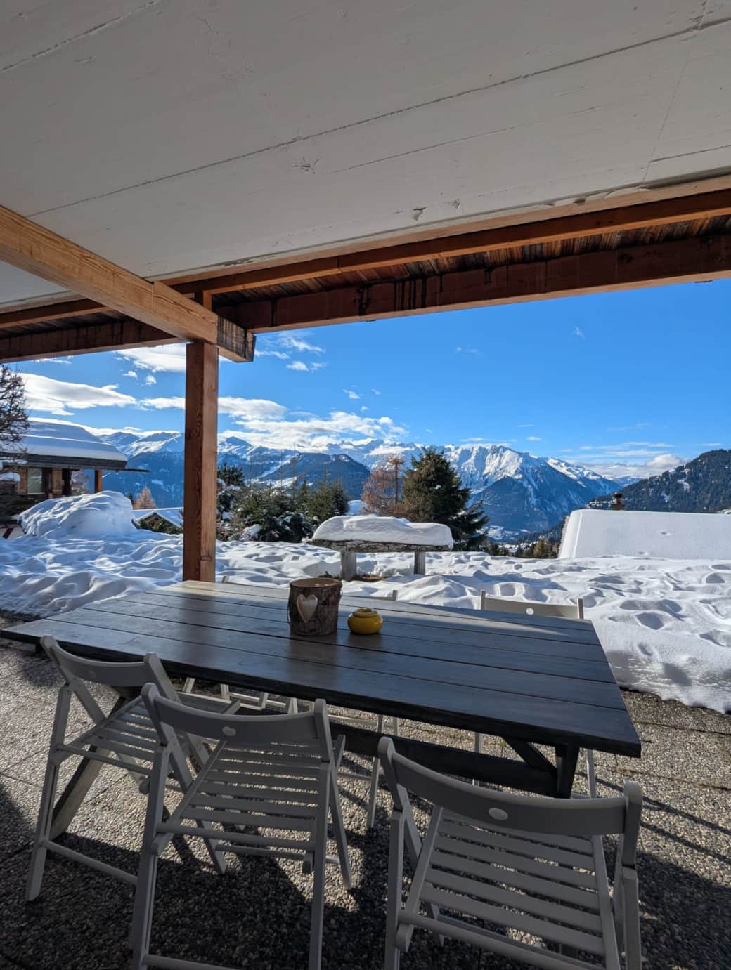 Grande terrasse avec coin repas extérieur. 