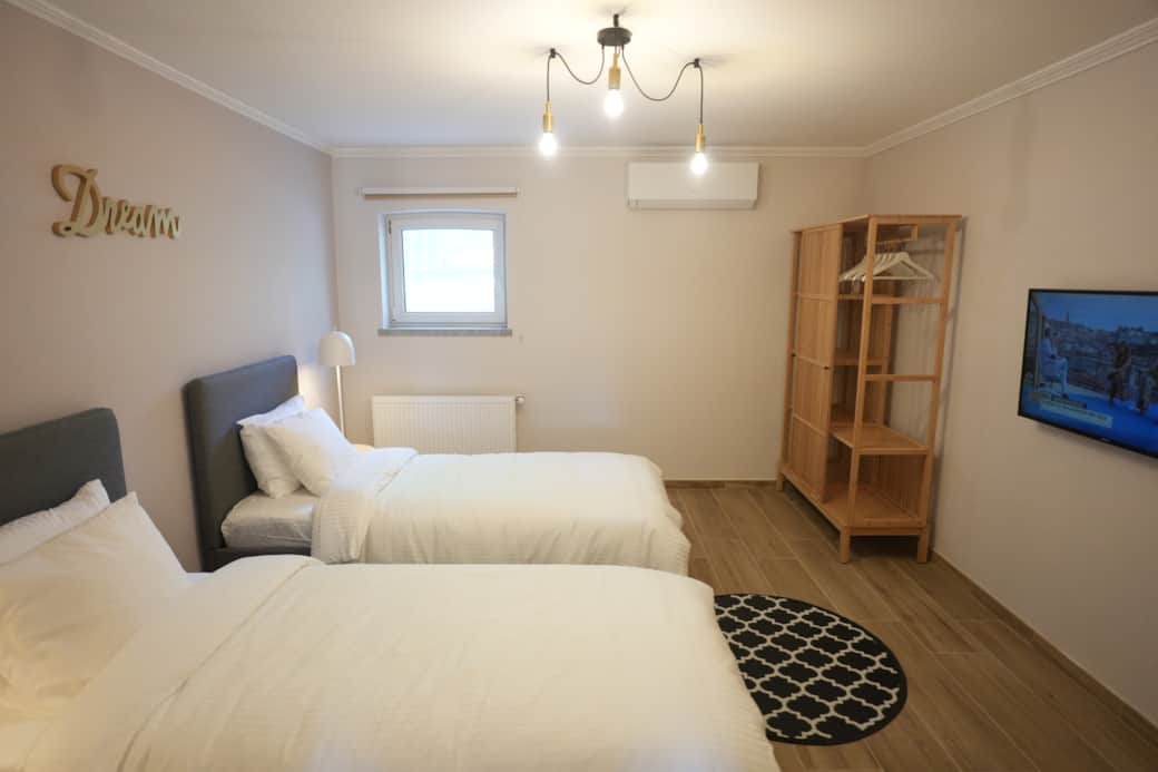 BEDROOM 2-1