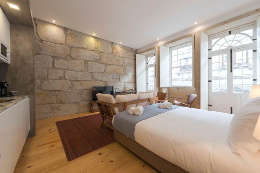 Spacious and cozy main area, perfect for relaxing after exploring Porto. ☕✨ Spacious and cozy main area, perfect for relaxing after exploring Porto. ☕✨