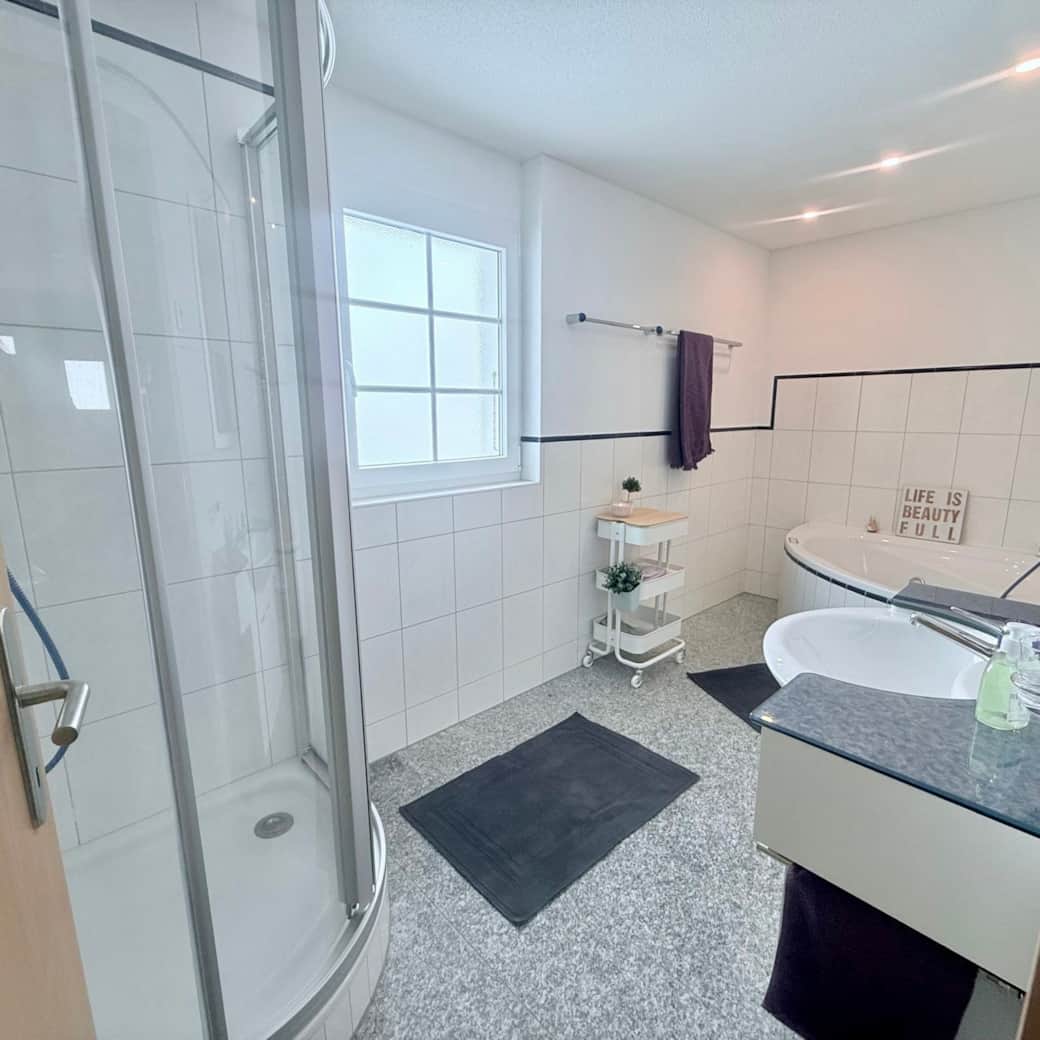 Badezimmer gross mit Dusche und Whirlwanne (2)