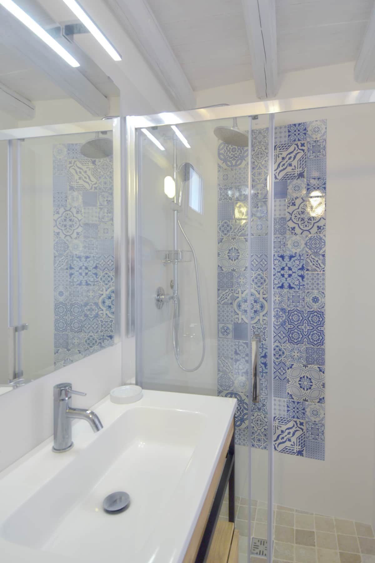 Adriana - private bathroom with shower-wc-sink