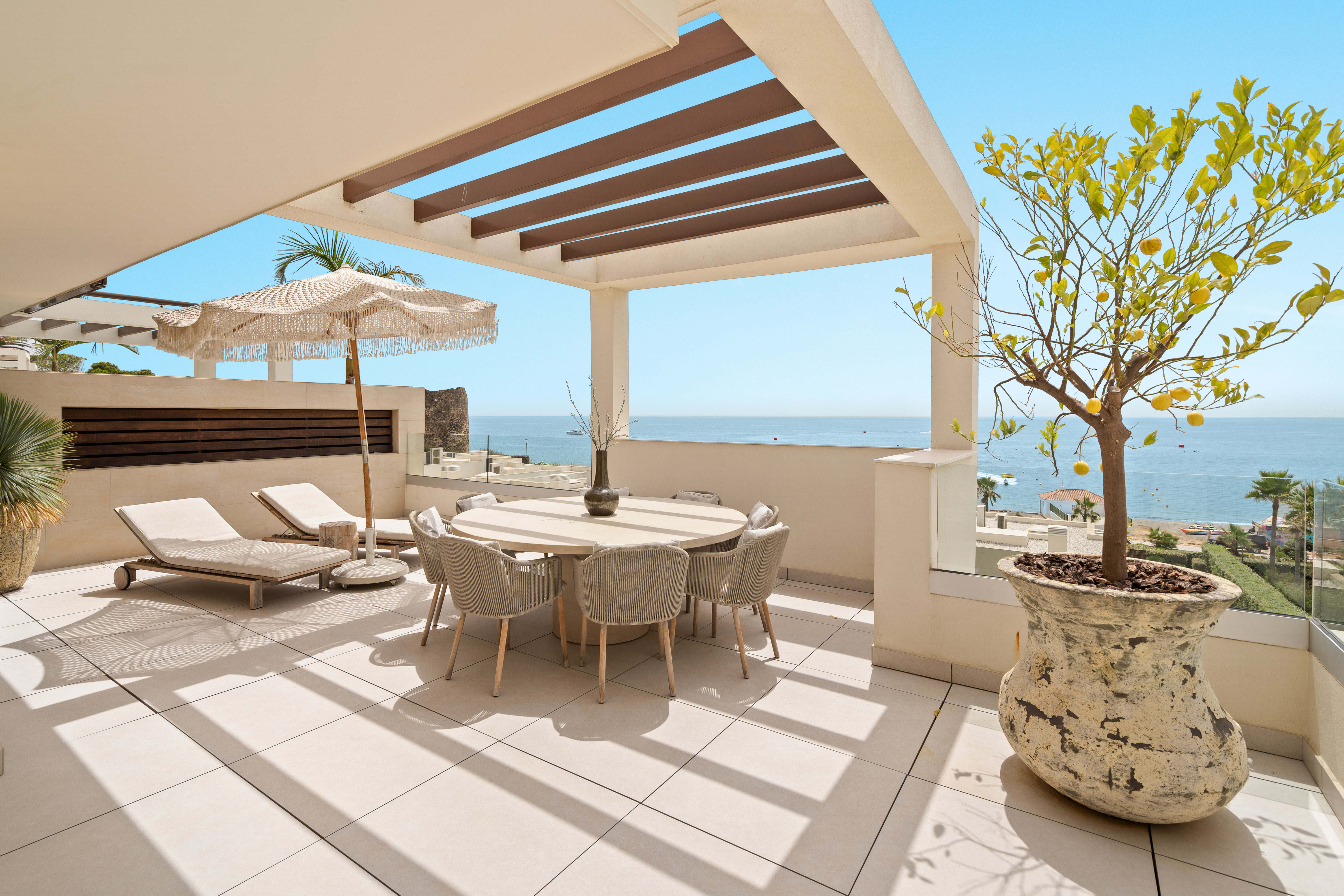 RDR574 Beachfront Luxury 4-Bed Penthouse in Velaya