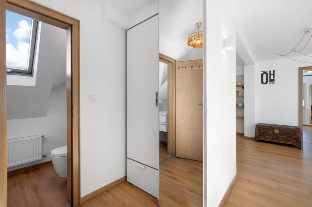Flur mit Garderobenschrank und raumhohen Spiegel