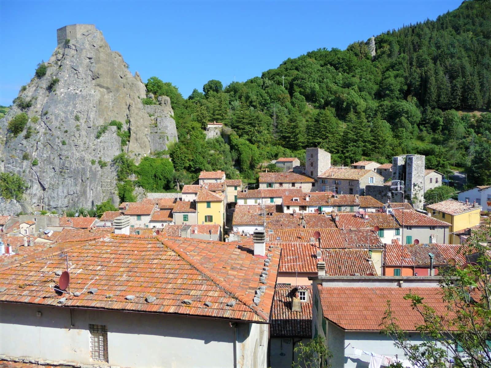 Le village de Roccalbegna sous son rocher et la forteresse en ruine des Aldobrandeschi