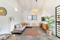 Palm Villa – Woonkamer met uitzicht op de tuin