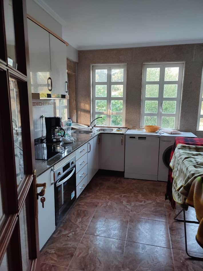 Cocina con inducción, horno, lavaplatos y lavadora