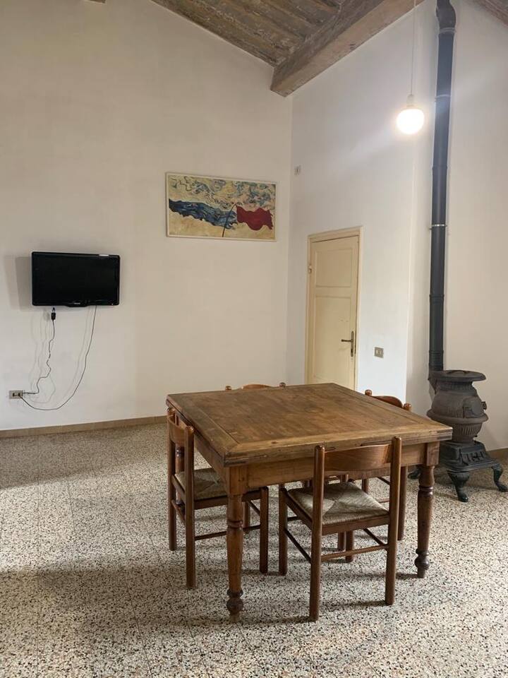 Salotto con divano letto e tavolo da pranzo e TV LED