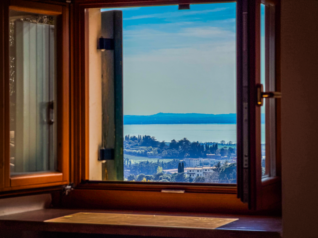 La vista sul lago dalla finestra della camera da letto matrimoniale La vista sul lago dalla finestra della camera da letto matrimoniale