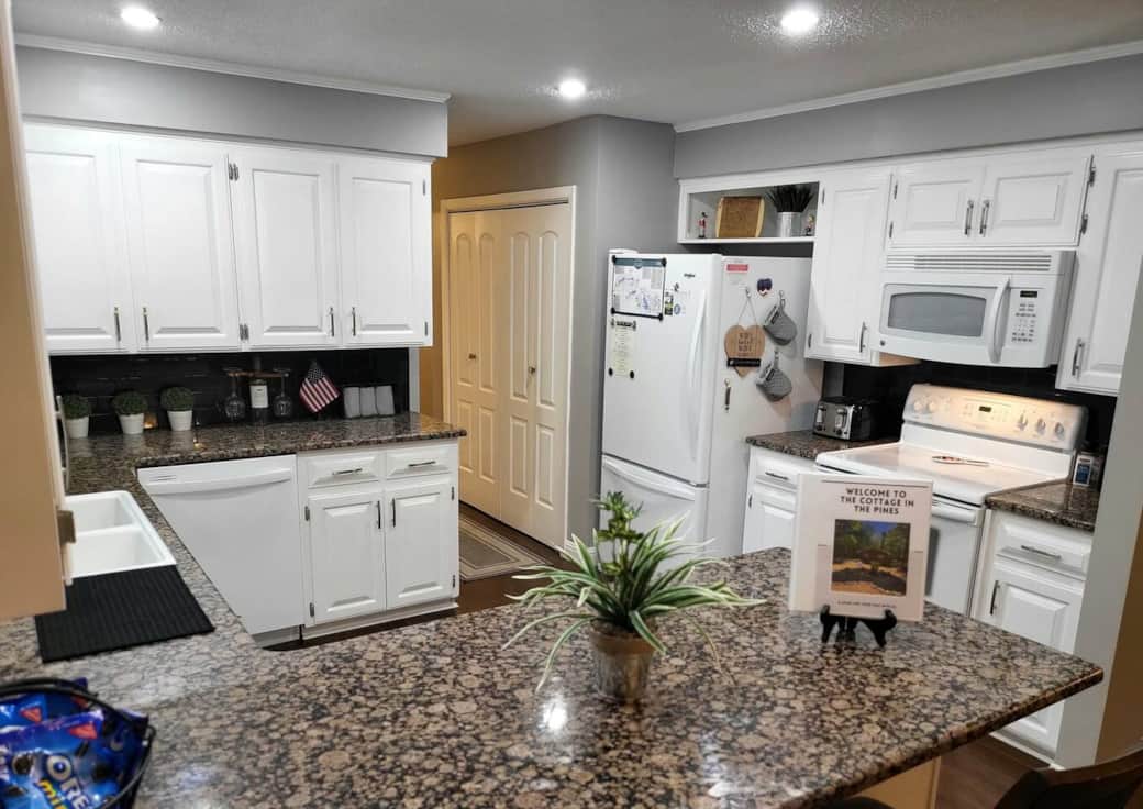 Full kitchen, with all you need.