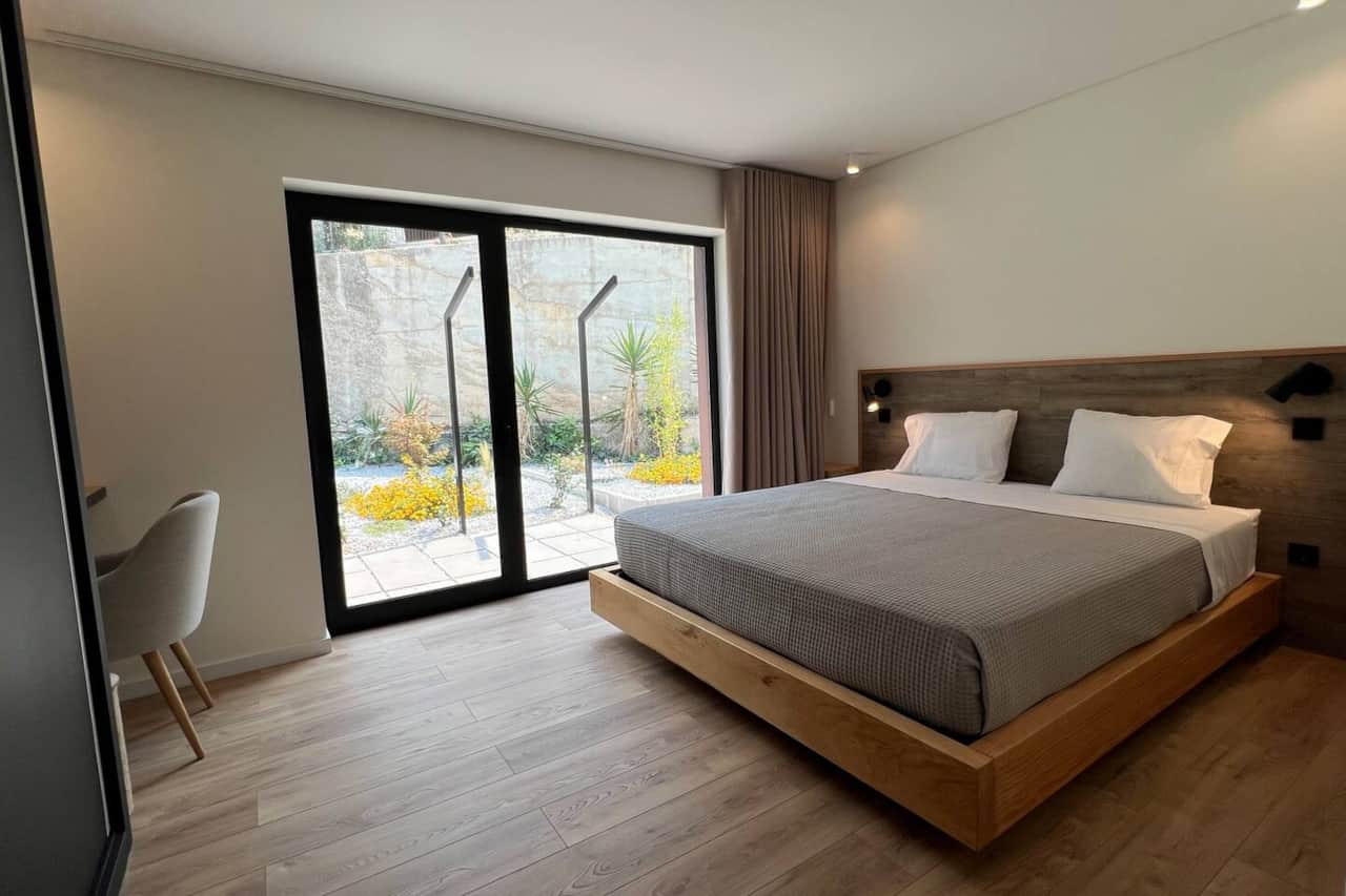 Cozy bedroom with floor-to-floor ceiling nature view at Chestnuthill-Geres