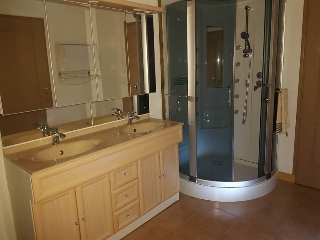 Salle d'eau avec wc à l'étage
