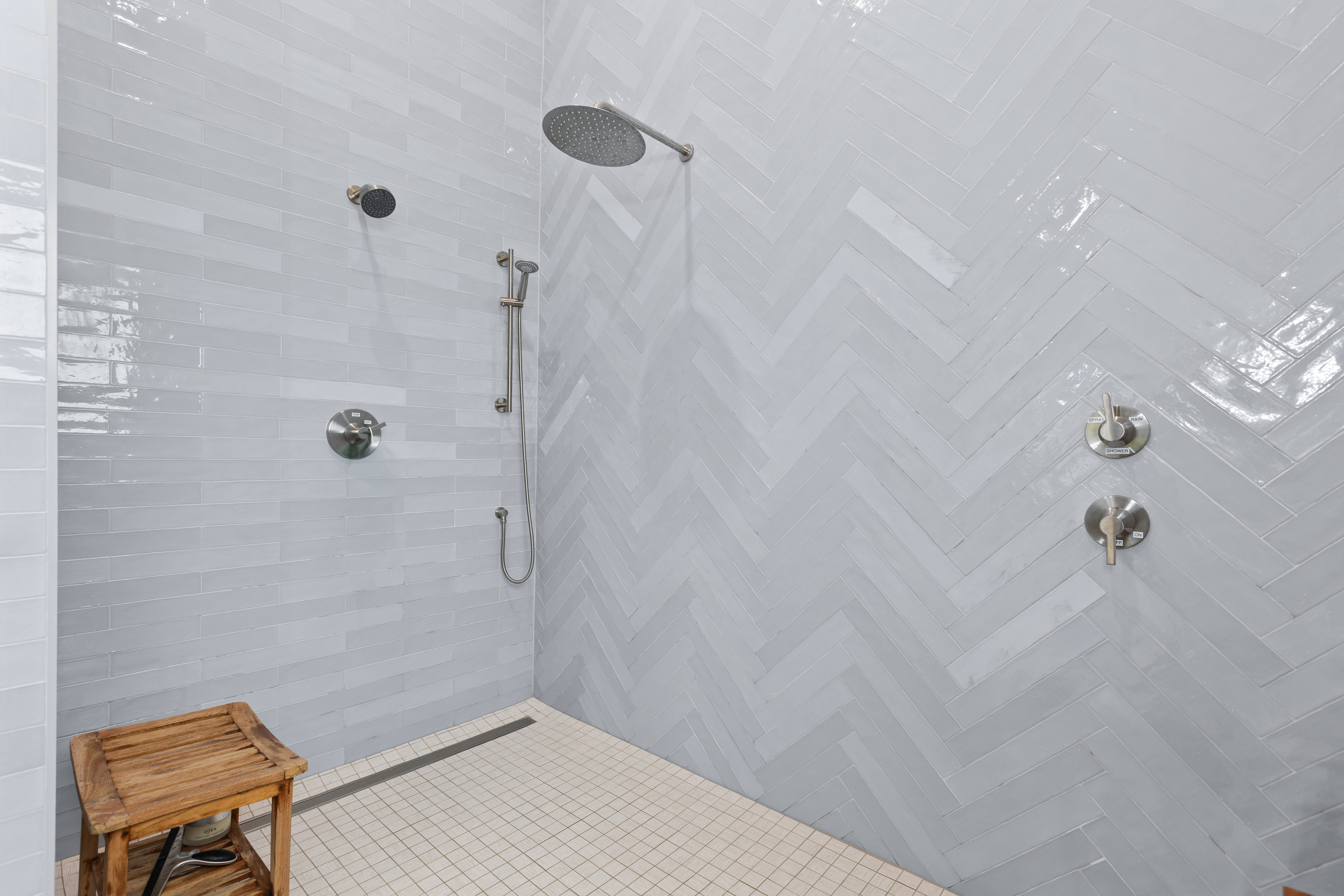Choose from the rainfall or handheld showerhead and enjoy plenty of room to rinse and relax.