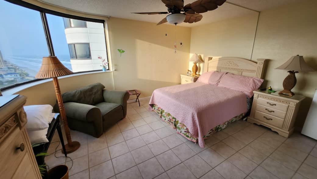 Queen Bedroom 