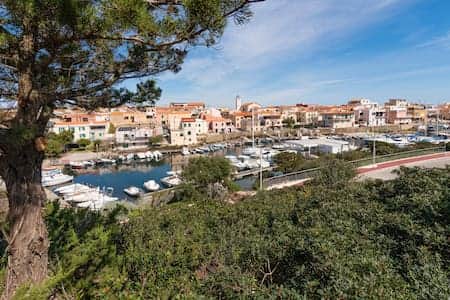 Vista mozzafiato sul Porto di Stintino dal giardino privato della casa.