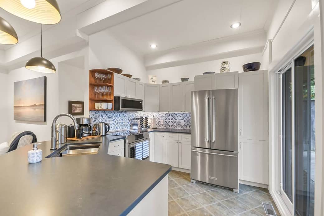 The kitchen is fully equipped so that you can do as much cooking as you wish. It's been freshly renovated (2025) with all new counters, backsplash, microwave, induction stove, oven and fridge.