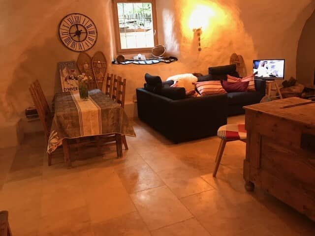Salon (un autre canapé et derrière le coffre) et une 2ème table et chaise dans la cuisine peuvent se coller...