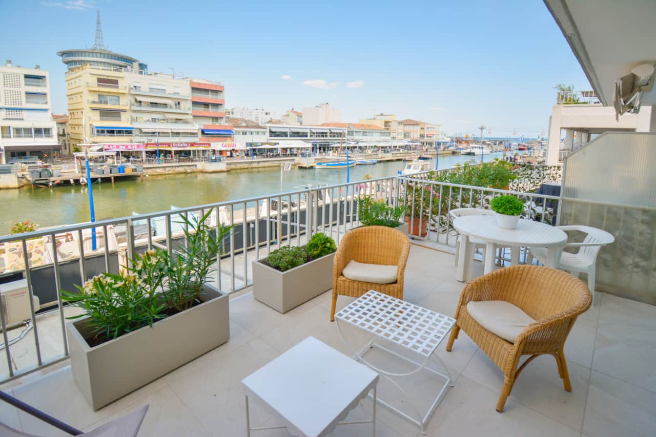 Grande terrasse en première ligne sur le canal
