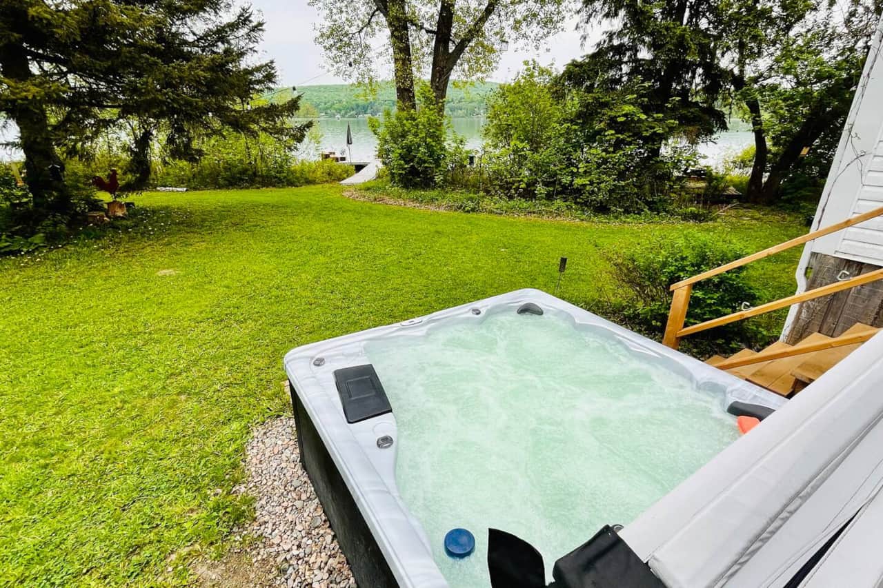 Spa avec vue sur le lac;  6 places (5 sièges et 1 lit).