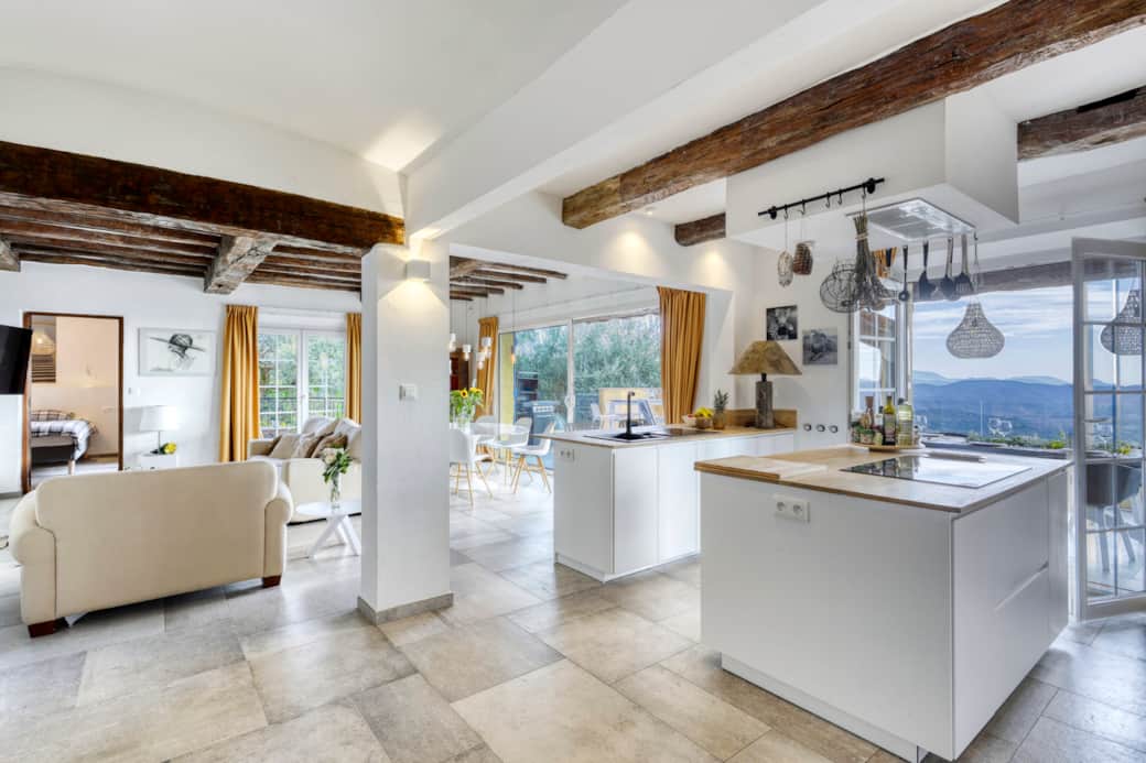 Living room with american kitchen