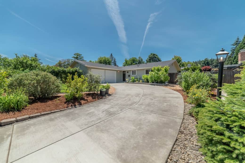 Driveway leading to the house. Driveway leading to the house.