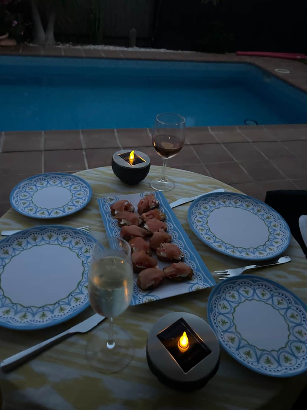 Poolside Dining Poolside Dining