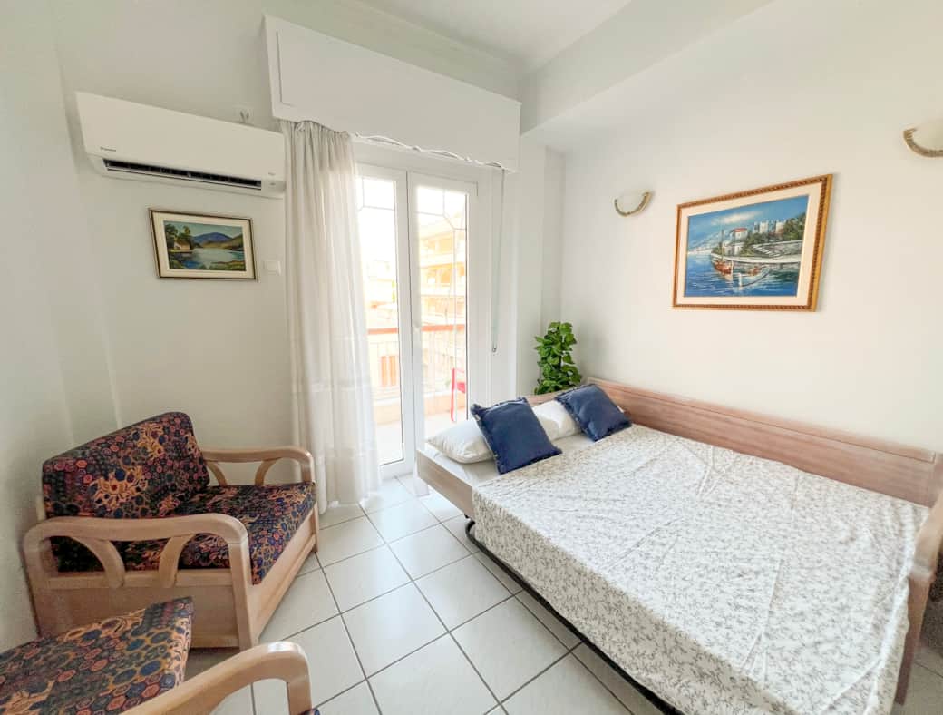 2nd bedroom/livingroom with queen bed 2nd bedroom/livingroom with queen bed