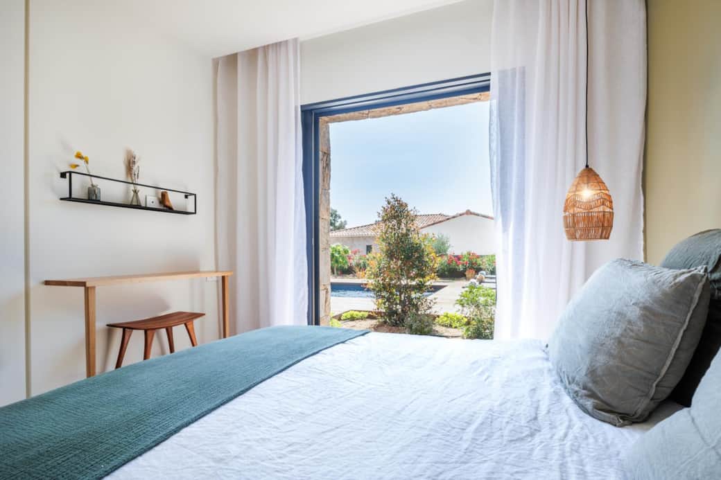 Chambre lumineuse avec espace bureau et accès direct à l’exterieur