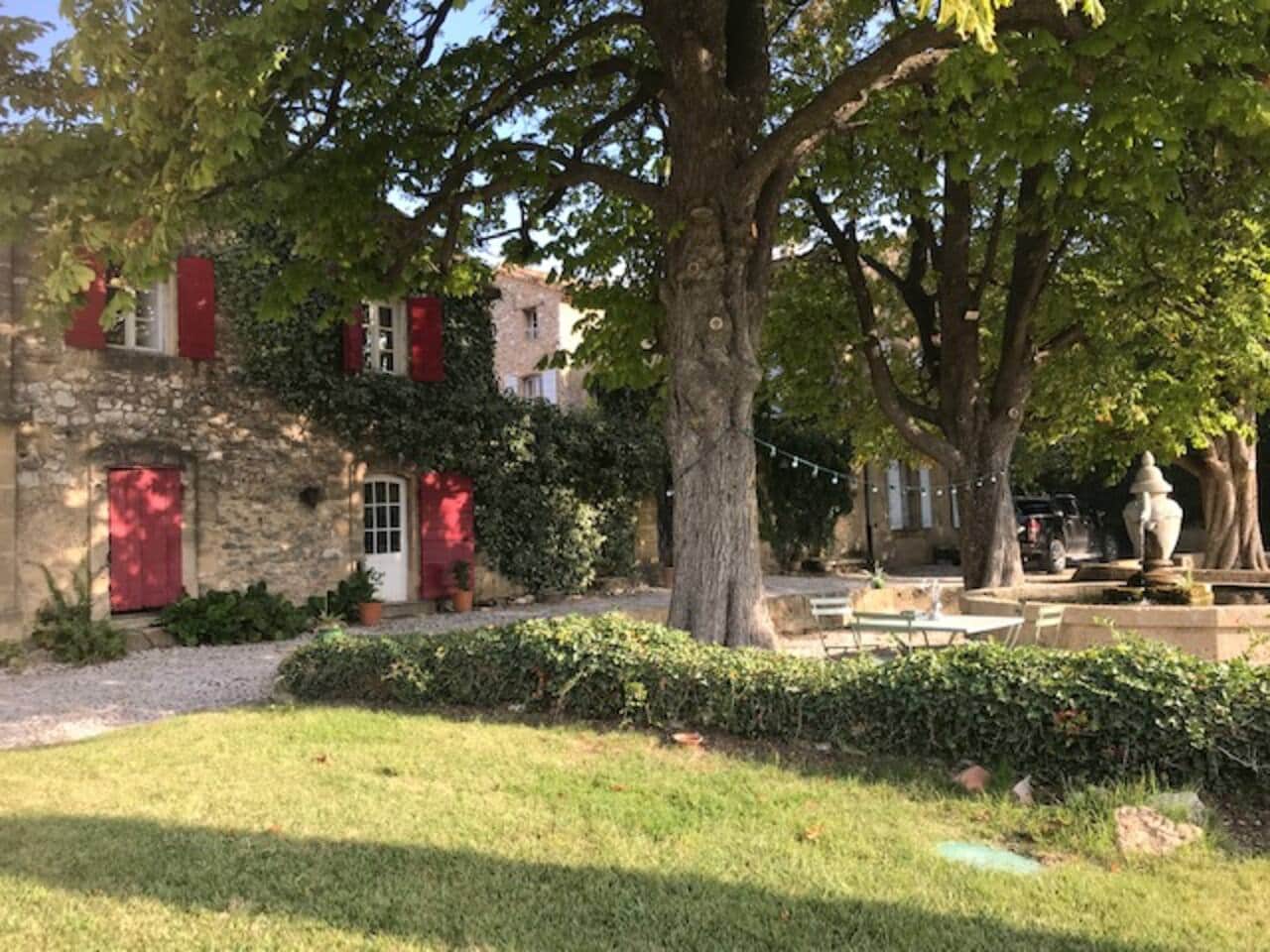 façade maison, jardin, fontaine, chaises