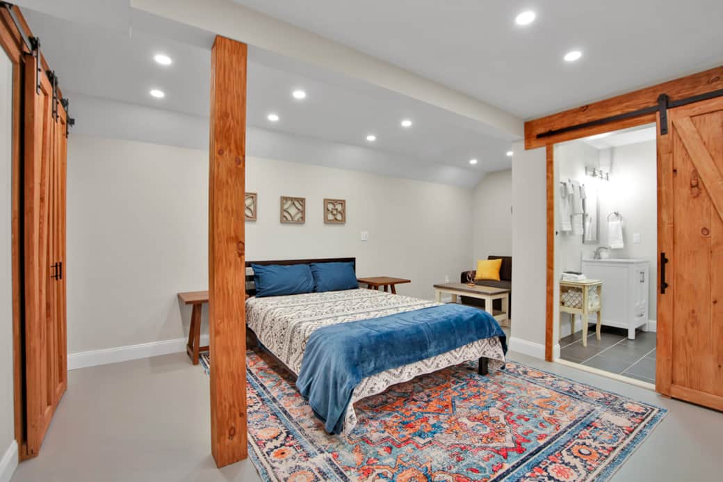 Raven Feather Retreat - Unit 3 - Queen Bed, private entrance, private bathroom