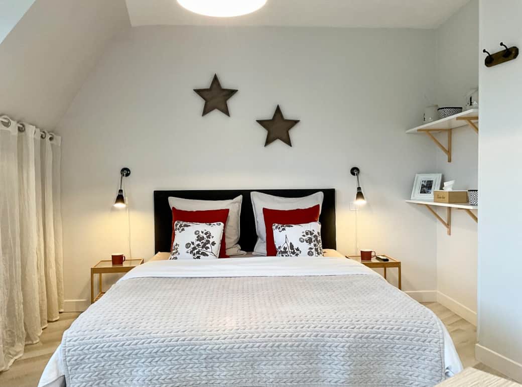 chambre avec lit queen size 160 X 200 et espace de rangement (penderie) chambre avec lit queen size 160 X 200 et espace de rangement (penderie)
