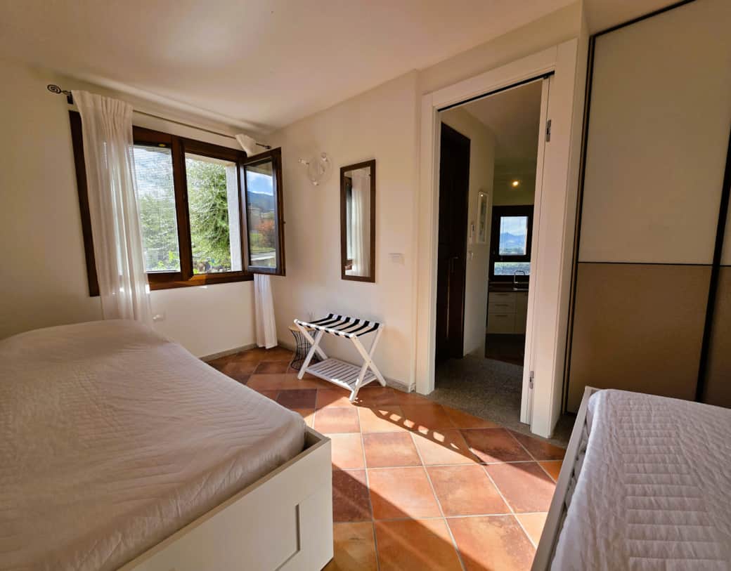 Camera al piano terra dotata di due lettini singoli funzionali e spaziosi