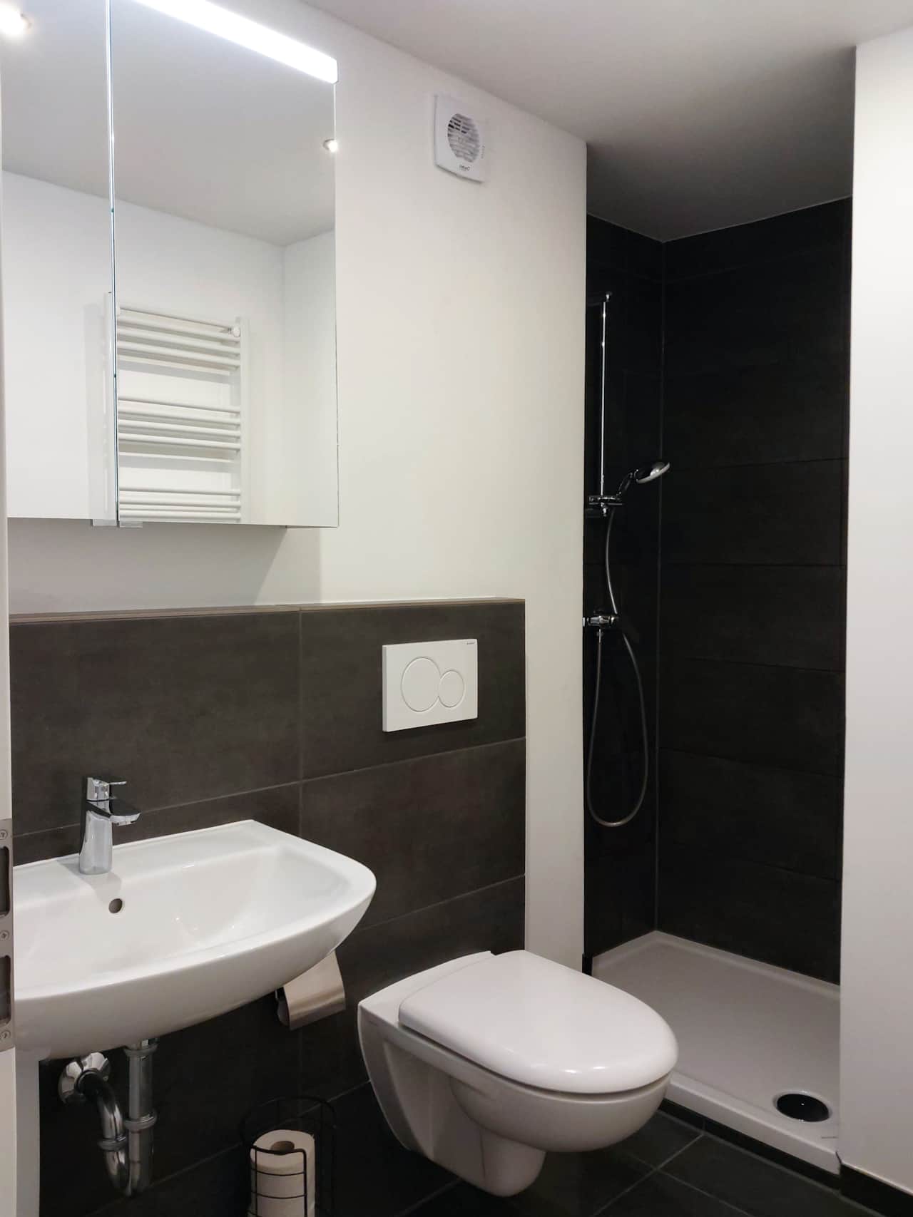 Nuernberg neuselsbrunn messe nexpo hub bathroom overview shower sink 01