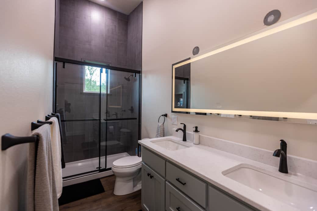 Upstairs Full Bathroom