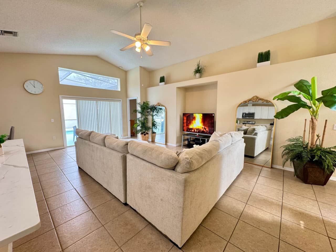 010 Living Spacious Family Area