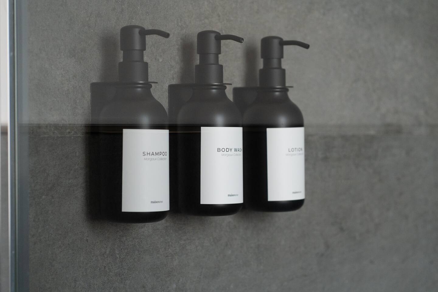 Bagno completo - Dettaglio Shampoo, Body Wash, Lotion.