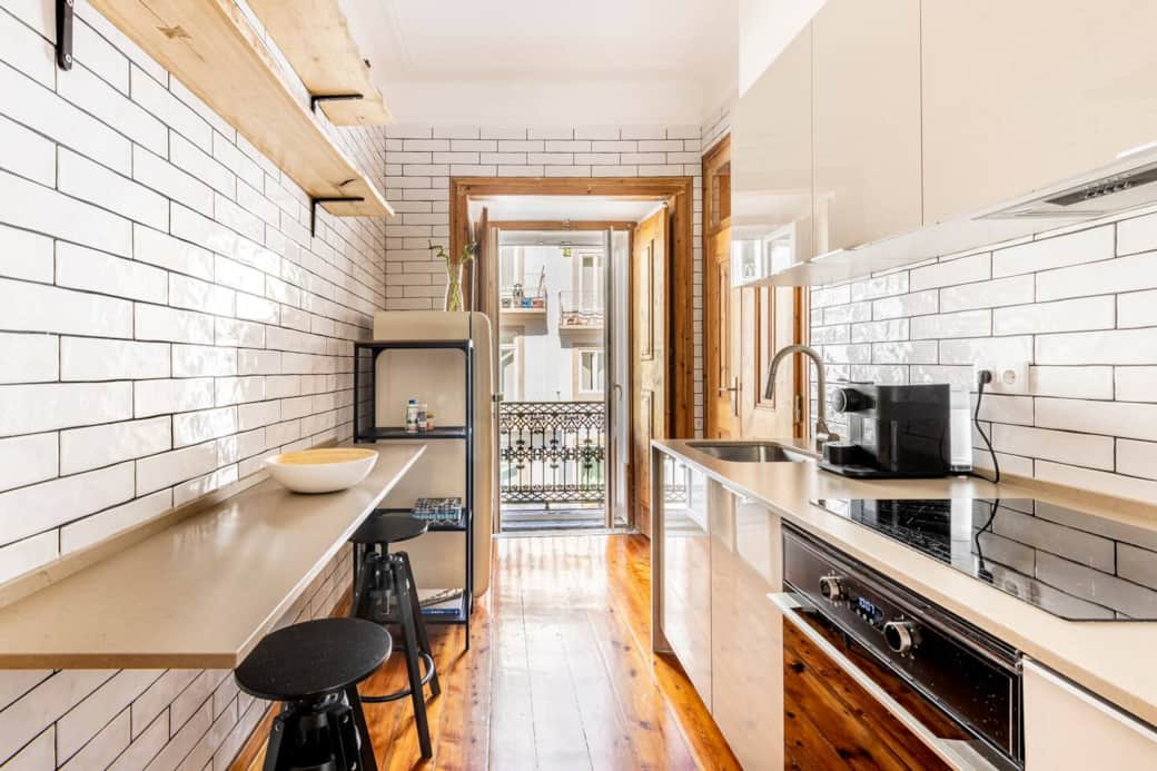 Renovated in 2023, the apartment features a modern and stylish kitchen fully equipped for both short and long stays. Enjoy top-quality amenities including a Smeg fridge, coffee machine, oven, 4-burner stove, washing machine, and dryer.