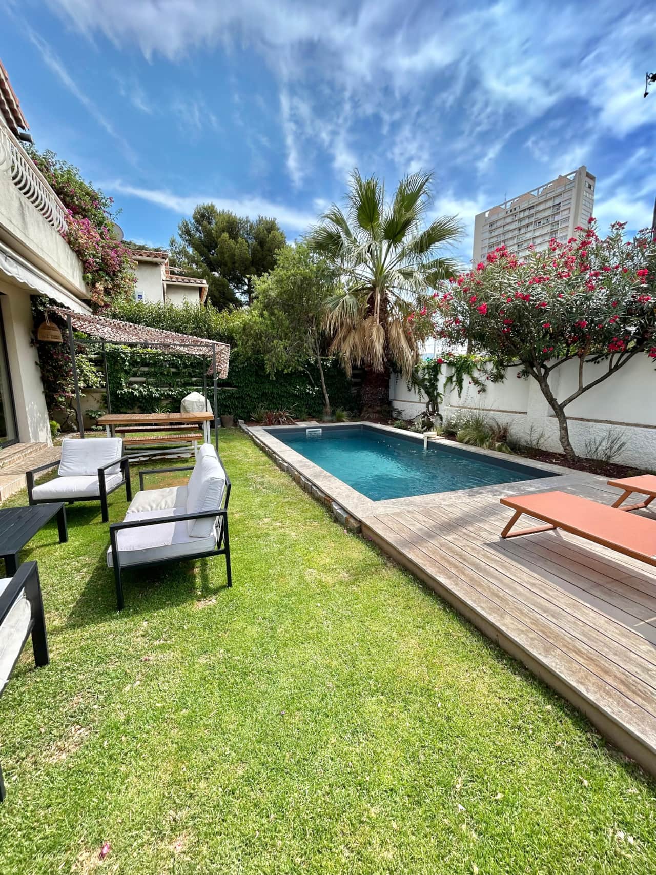 jardin, piscine, pelouse, tables, chaises, façade, salon de jardin