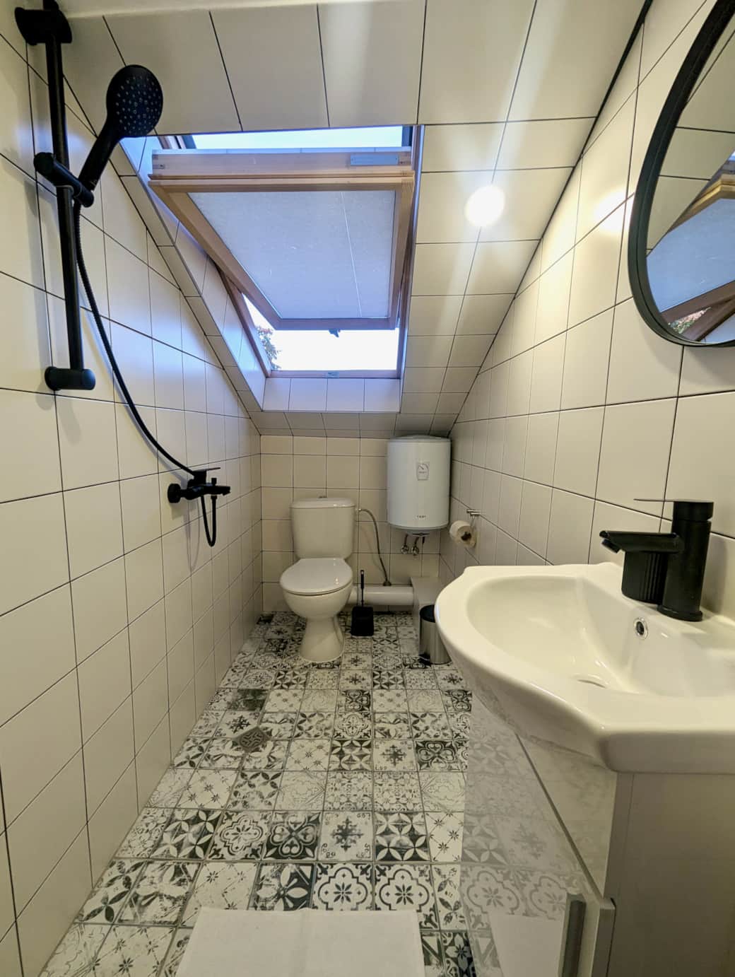 Soukromá Zcela nová koupelna se sprchovým koutem a toaletami.