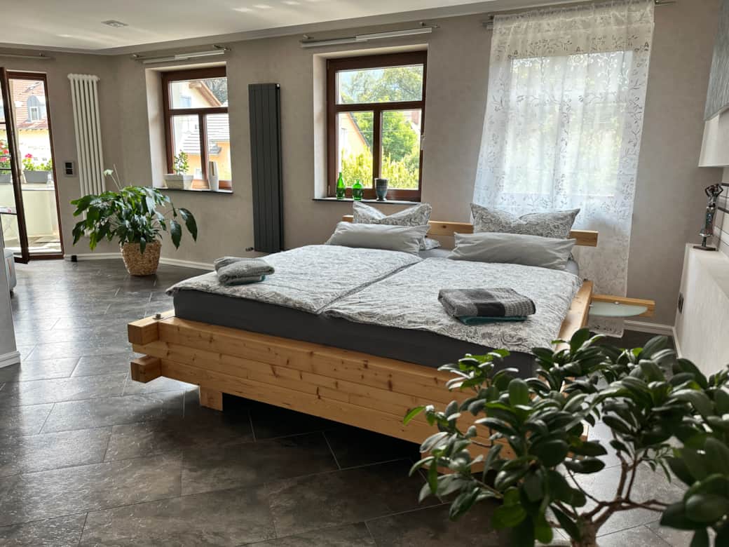 Wohnschlafzimmer mit Doppelbett und Sitzecke Wohnschlafzimmer mit Doppelbett und Sitzecke