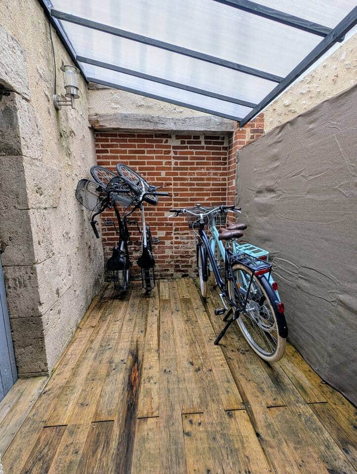 Garage à vélo disponible