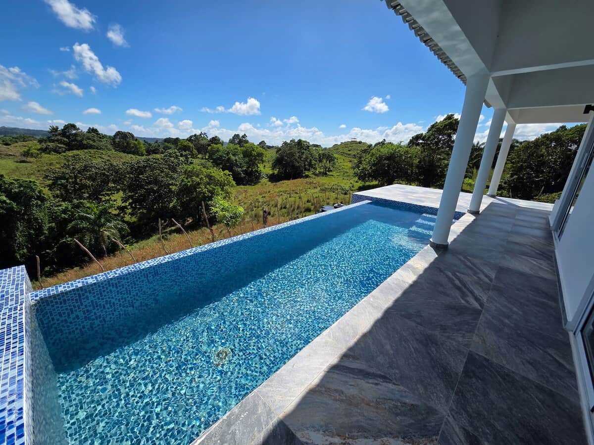 La Casita Blanca with its pool and tropical hillside surroundings