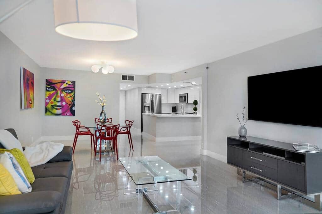 Living room, dining area, fully equipped kitchen 