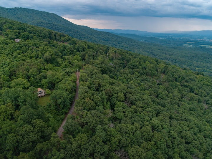 Experience the magic of the mountains: this cabin is surrounded by stunning natural beauty.