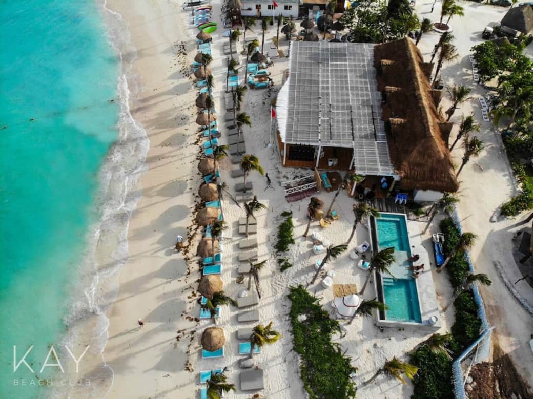 During your stay, enjoy access to Kay Beach Club in Akumal—a beautiful spot with a swimmable beach, loungers, day beds, pools, great food, and a relaxed beachfront atmosphere, perfect for spending the day by the sea.