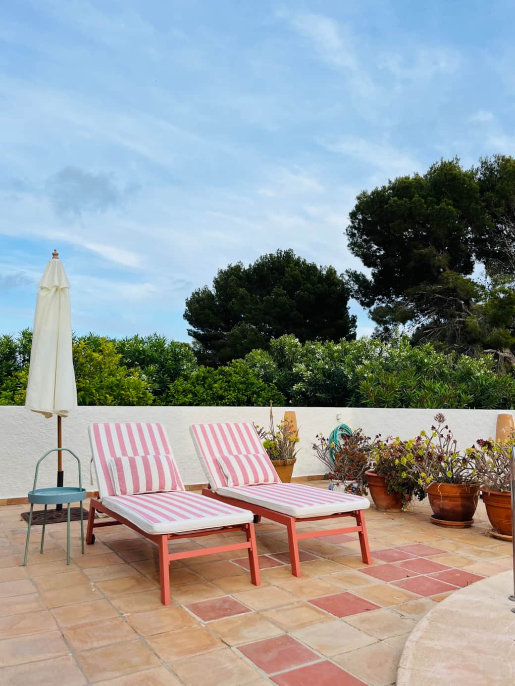 Sun loungers with cushions