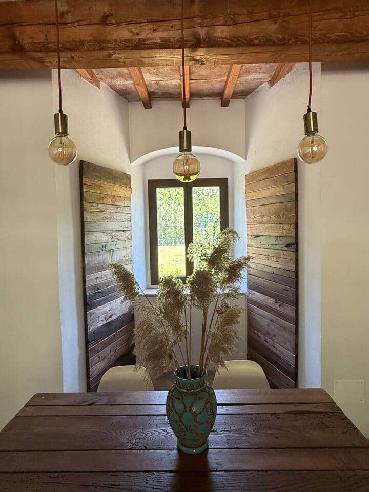 La finestra sul retro e le porte del bagno e del ripostiglio La finestra sul retro e le porte del bagno e del ripostiglio