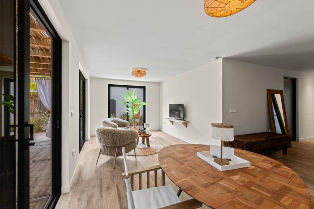 TV ruimte met zicht op terras en eetruimte